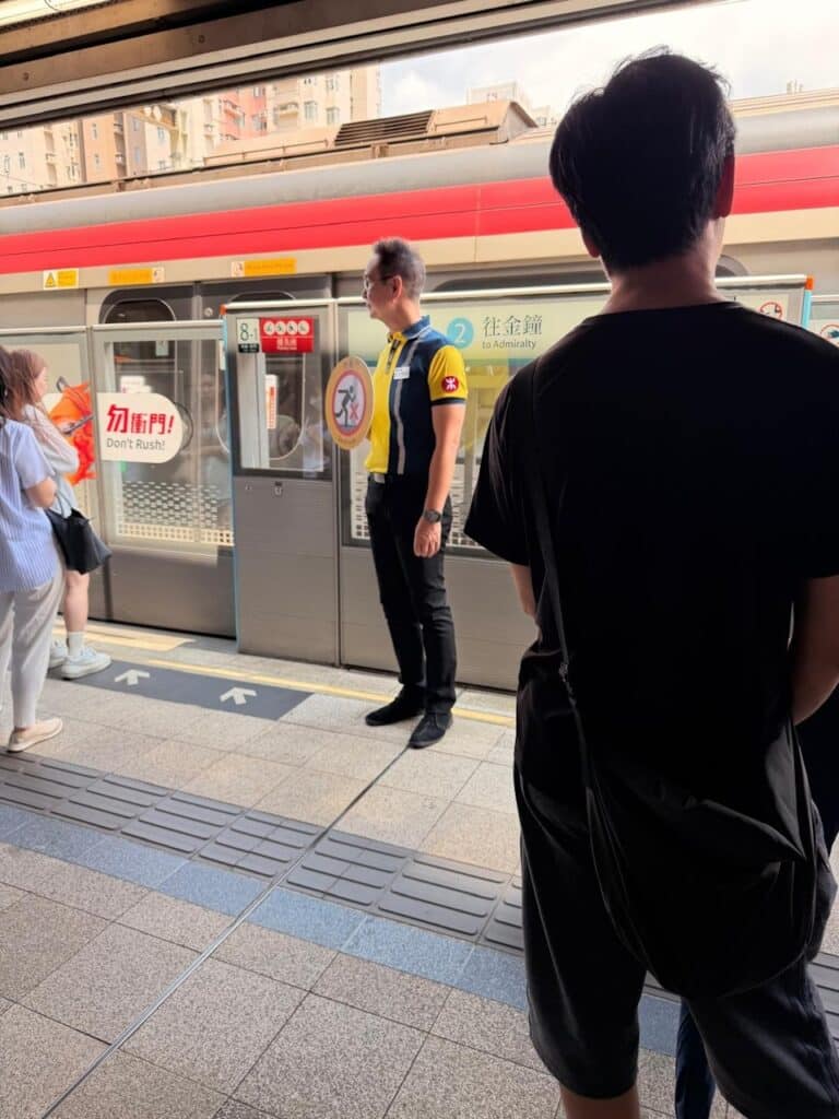 陳啟泰港鐵月台舉牌