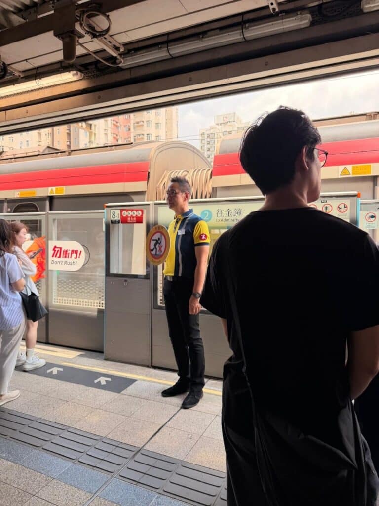 陳啟泰港鐵月台舉牌